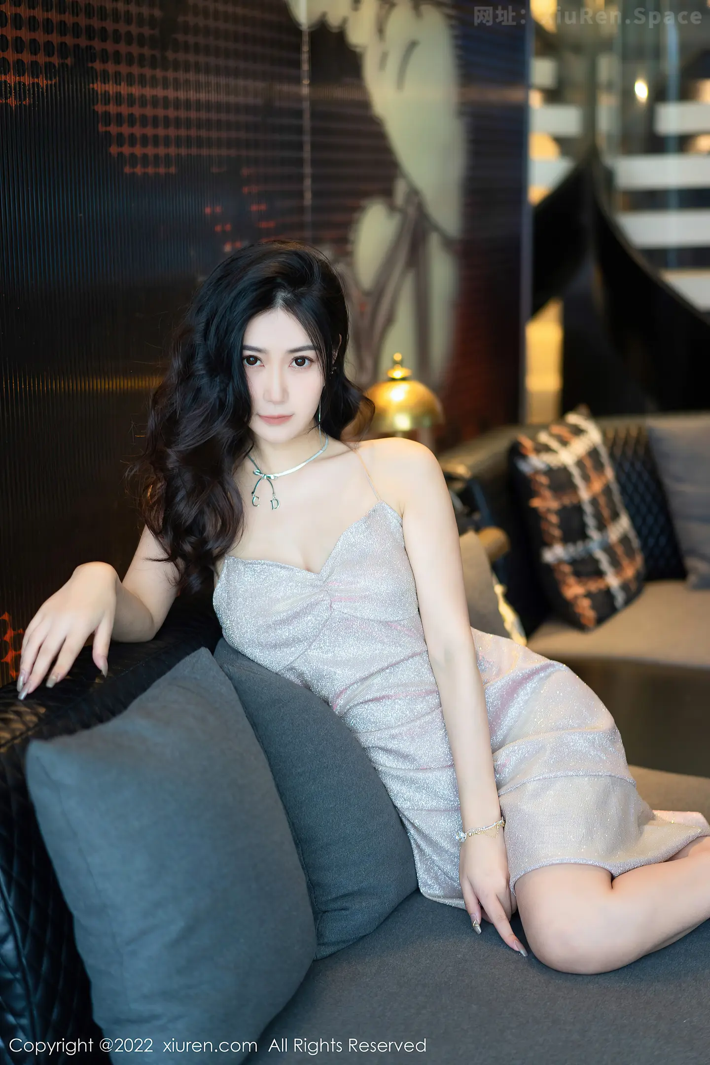 图片[3]-[XiuRen秀人网] VOL.5659 模特Laura阿姣性感银色吊带短裙半脱秀惹火身材极致诱惑写真65P-秀人网官方网站